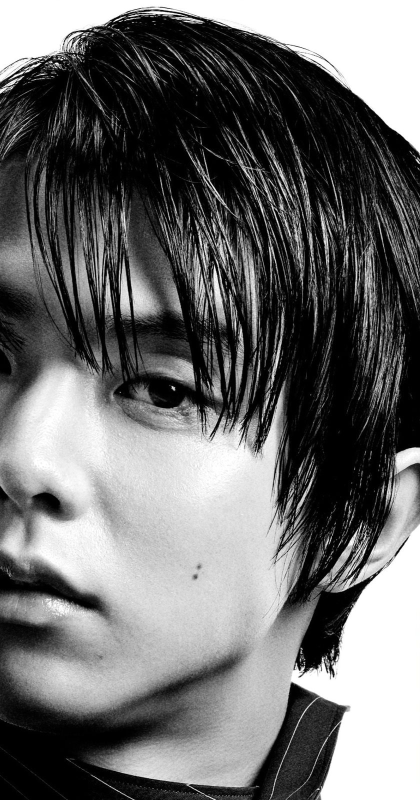 こちらを見つめる羽生結弦のモノクロの肖像
